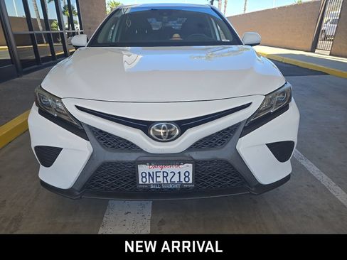 Used 2019 Toyota Camry SE w/ Accessory Appearance Package FWD image 2