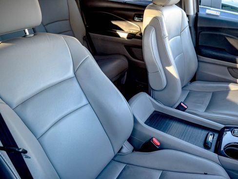 Used 2019 Honda Pilot Touring image 6