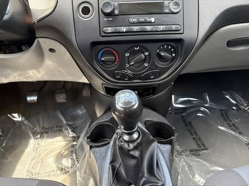 Used 2006 Ford Focus ZX4 Sedan FWD image 11