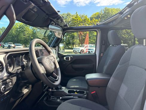 Used 2024 Jeep Wrangler Unlimited w/ Convenience Group AWD/4WD image 13