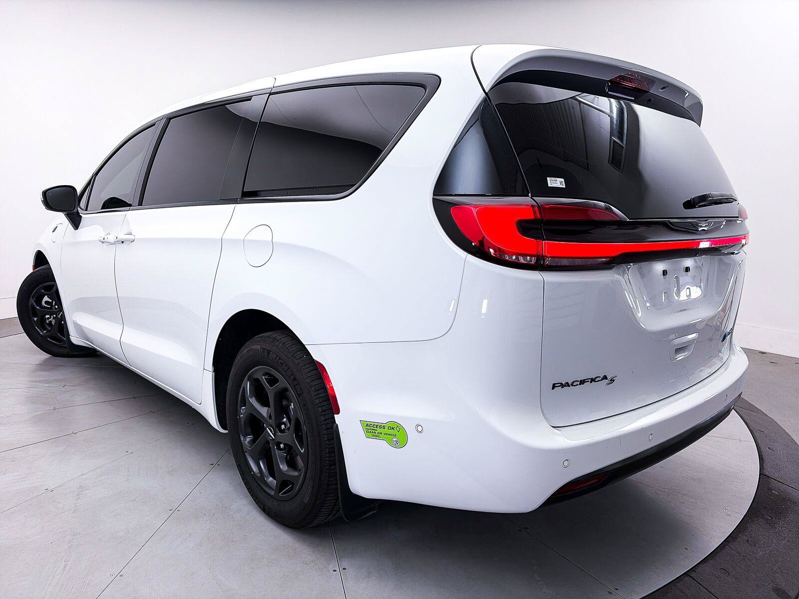 Used 2023 Chrysler Pacifica Touring-L w/ Uconnect Theater Family Group FWD image 2