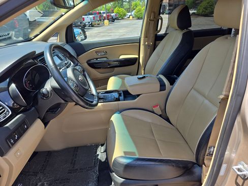 Used 2016 Kia Sedona EX FWD image 19