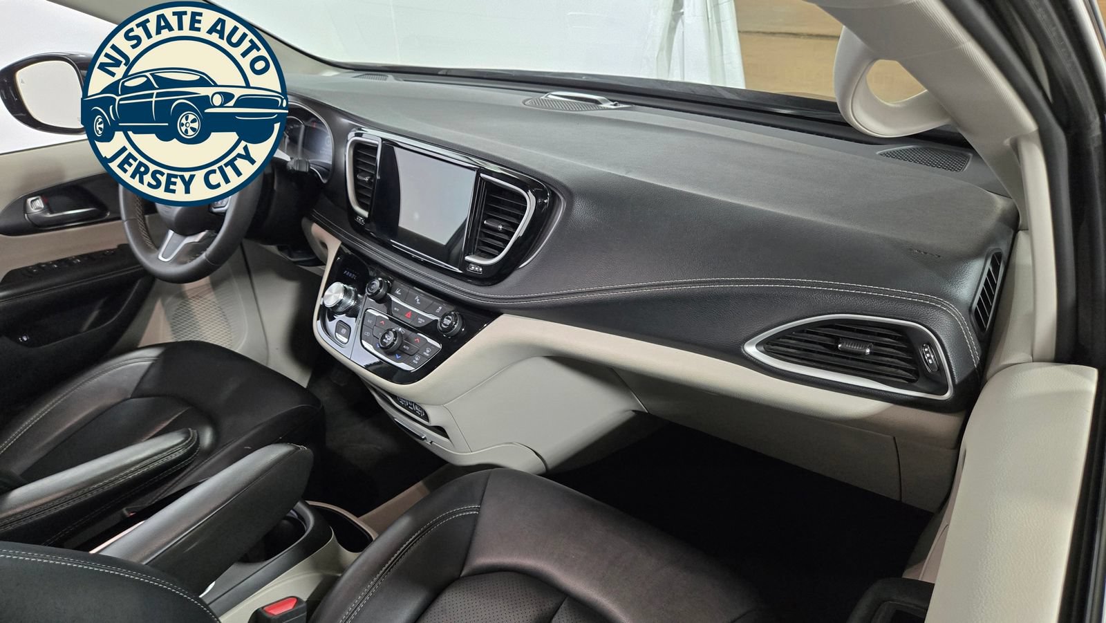 Used 2024 Chrysler Pacifica Limited FWD image 43