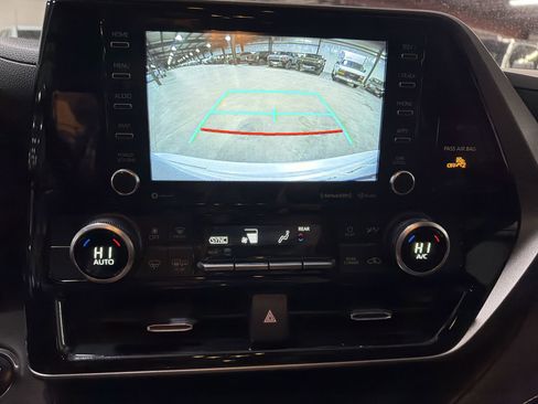 Used 2022 Toyota Highlander LE image 22