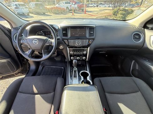 Used 2019 Nissan Pathfinder SV image 3