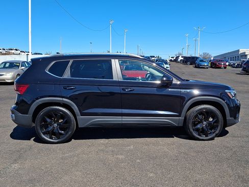 Used 2023 Volkswagen Taos SE w/ Panoramic Sunroof Package image 8