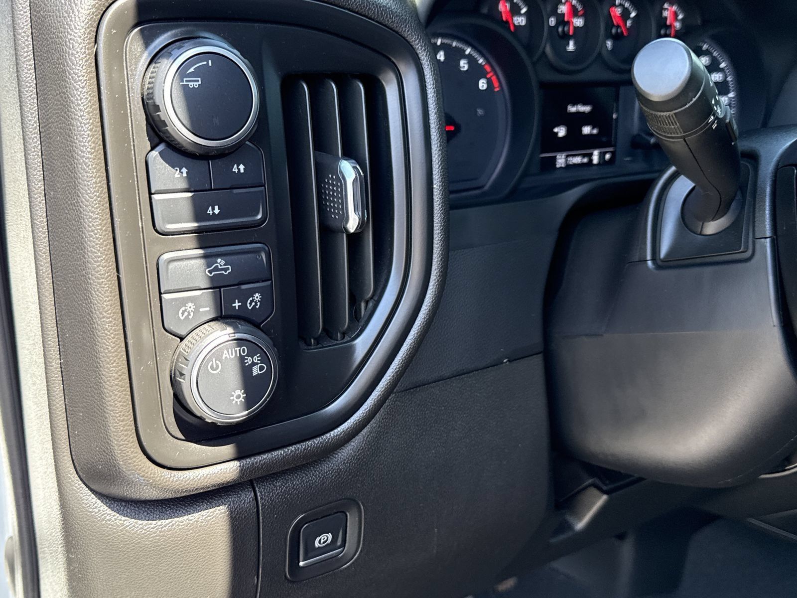 Used 2023 Chevrolet Silverado 2500 Custom AWD/4WD image 15