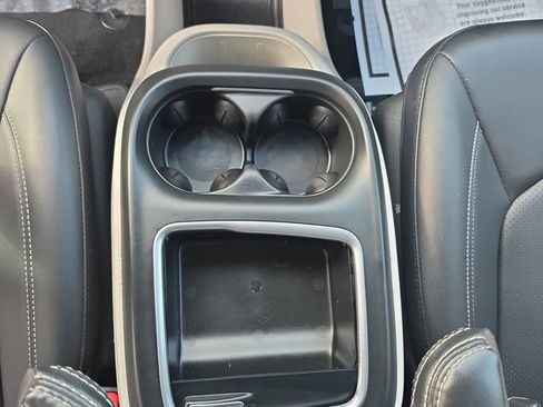 Used 2024 Chrysler Pacifica Touring-L image 28