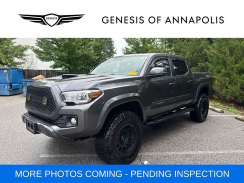 Used 2017 Toyota Tacoma TRD Sport w/ Tow Package (A/T) AWD/4WD image 3
