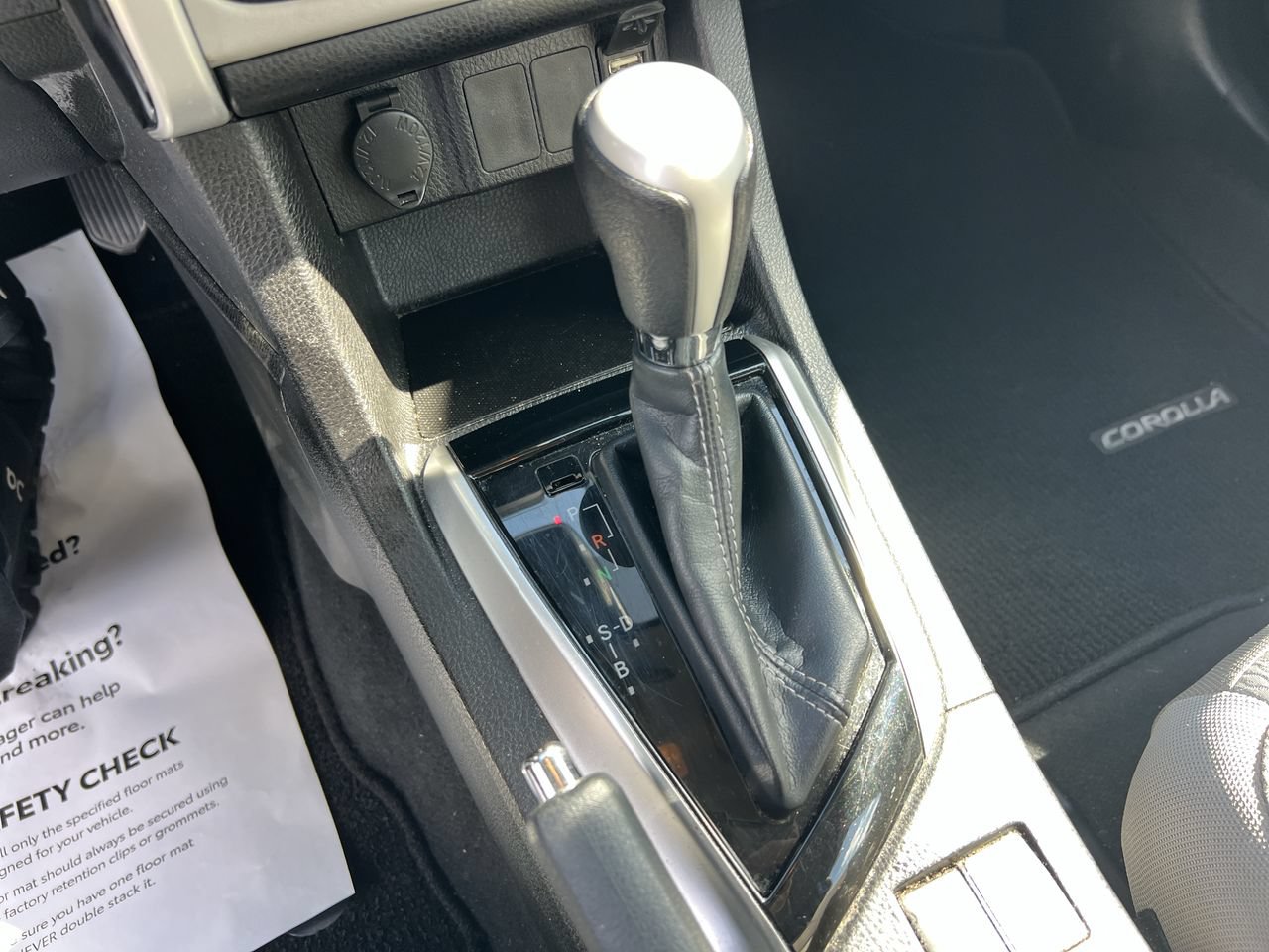 Used 2018 Toyota Corolla LE FWD image 26