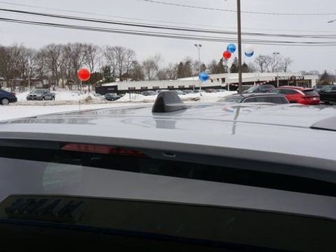 Used 2024 Chrysler Pacifica Touring-L image 47