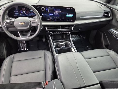 Used 2025 Chevrolet Traverse LT image 17