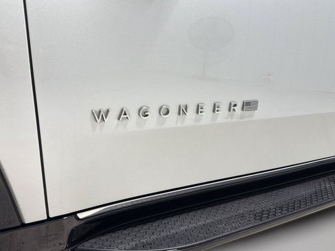 Used 2023 Jeep Wagoneer Series II w/ Premium Group I AWD/4WD image 37