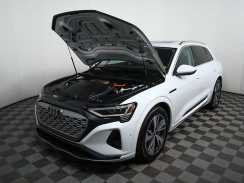 Used 2024 Audi Q8 e-tron Premium Plus image 34