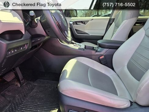 Used 2021 Toyota RAV4 XLE Premium image 8