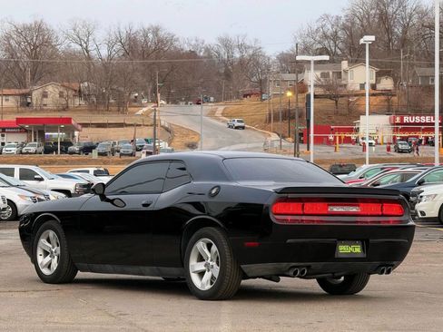 Used 2014 Dodge Challenger SXT image 2