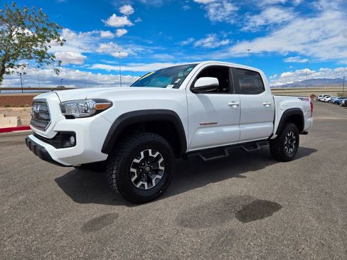 Used 2017 Toyota Tacoma TRD Off-Road AWD/4WD image 3