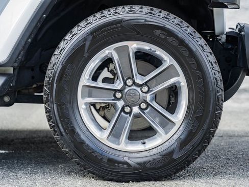 Used 2022 Jeep Wrangler Unlimited Sahara w/ Dual Top Group image 17