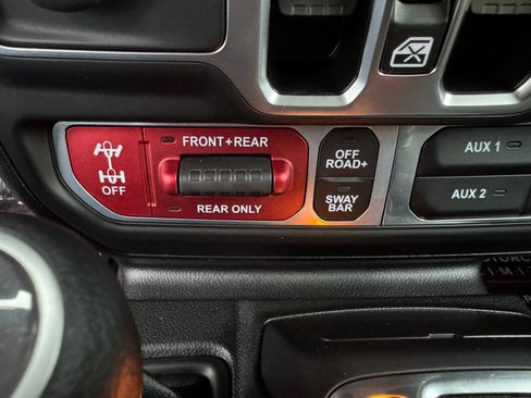 Used 2025 Jeep Wrangler Rubicon w/ Technology Group image 26