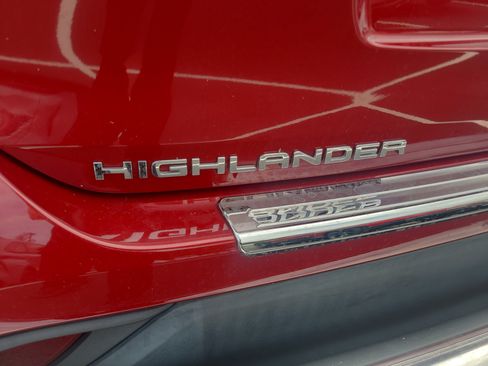 Used 2022 Toyota Highlander XLE AWD/4WD image 30