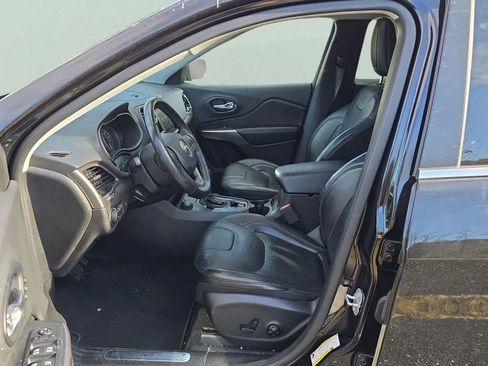 Used 2019 Jeep Cherokee Limited image 18