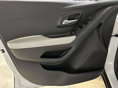 Used 2021 Chevrolet Trax LT AWD/4WD image 17