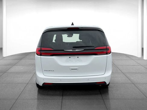 Used 2024 Chrysler Pacifica Touring-L image 6