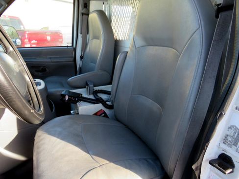 Used 2001 Ford E-150 and Econoline 150 image 8