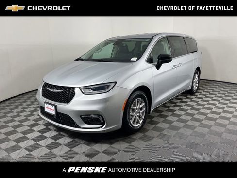 Used 2024 Chrysler Pacifica Touring-L image 1