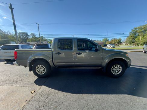Used 2018 Nissan Frontier SV AWD/4WD image 5