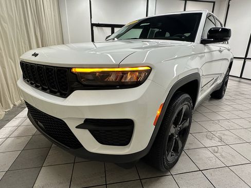 Used 2023 Jeep Grand Cherokee Altitude image 11