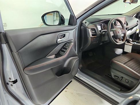 Used 2025 Nissan Rogue SV image 29