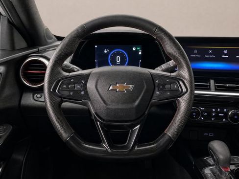 Used 2025 Chevrolet Trax RS w/ Sunroof Package FWD image 17