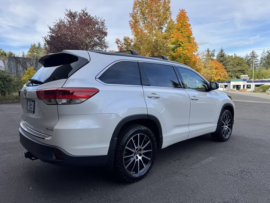 Used 2017 Toyota Highlander SE AWD/4WD image 3