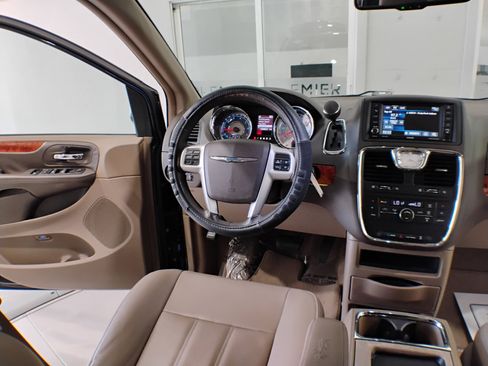 Used 2016 Chrysler Town & Country Touring image 34