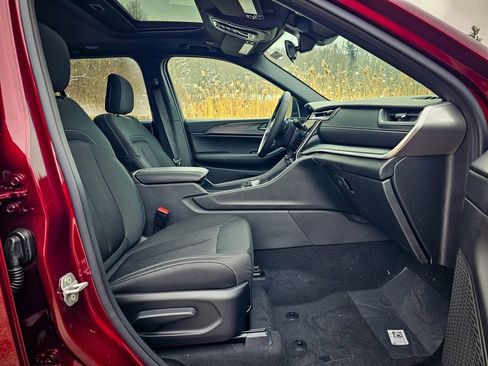 New 2025 Jeep Grand Cherokee Laredo X w/ Luxury Tech Group I image 41