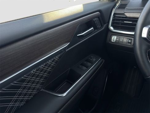 Used 2024 GMC Acadia Denali image 11