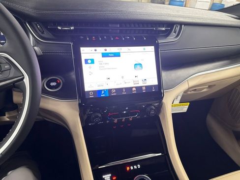 New 2025 Jeep Grand Cherokee Limited w/ Black Appearance Package image 17