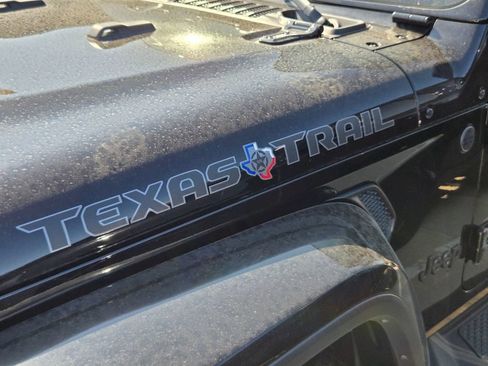 Used 2025 Jeep Gladiator Sport AWD/4WD image 16