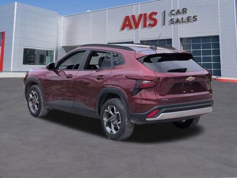 Used 2025 Chevrolet Trax LT w/ LT Convenience Package FWD image 9