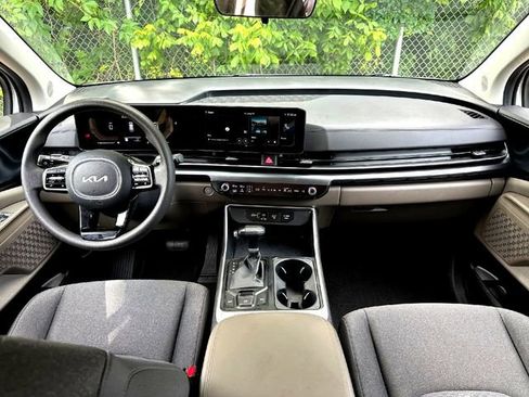 Used 2025 Kia Carnival LX FWD image 27