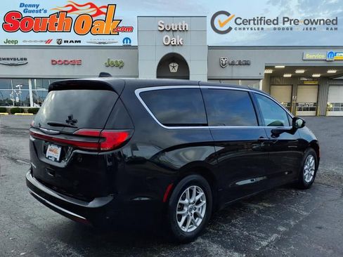 Used 2025 Chrysler Pacifica Select FWD image 3