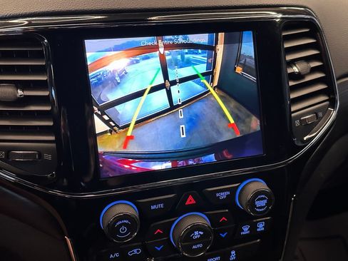 Used 2019 Jeep Grand Cherokee Altitude AWD/4WD image 14