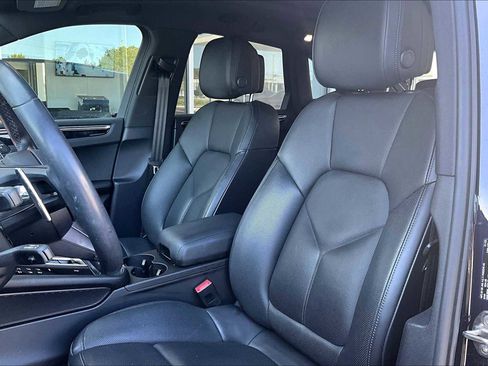 Used 2023 Porsche Macan T image 7