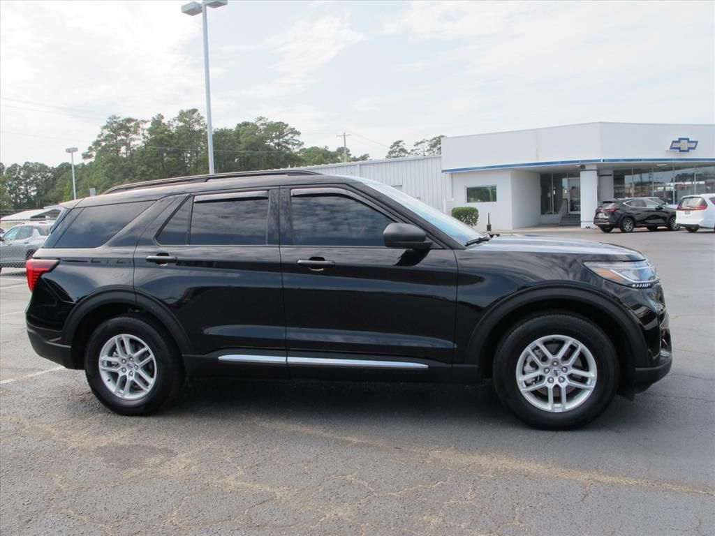 Used 2025 Ford Explorer Active RWD image 2