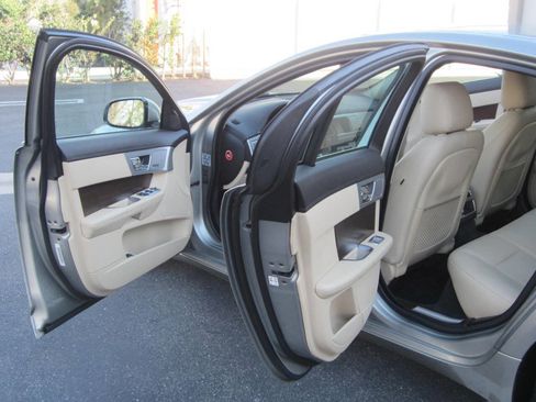 Used 2013 Jaguar XF RWD image 23