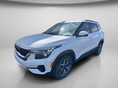 Used 2022 Kia Seltos EX image 2