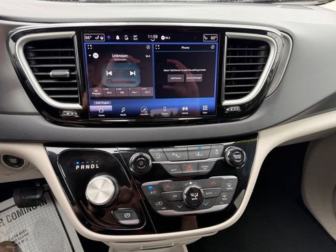 Used 2024 Chrysler Pacifica Touring-L FWD image 9