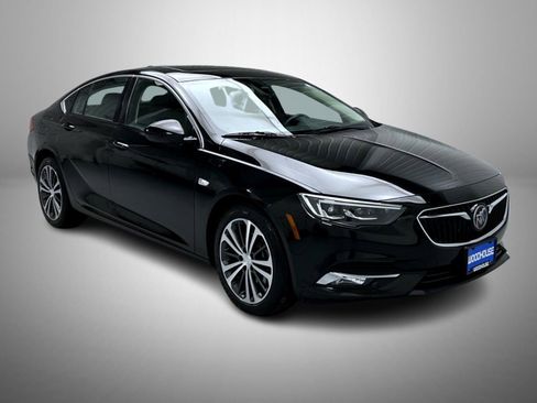 Used 2018 Buick Regal Essence w/ Driver Confidence Package #1 image 3