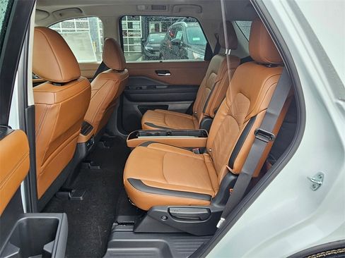 New 2025 Nissan Pathfinder Platinum image 13